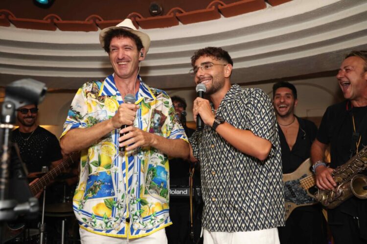 Rocco Hunt sul palco dell’Anema e Core sulle note di ” Nu juorno buono”