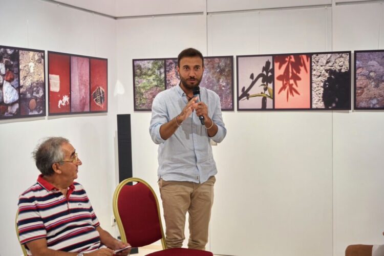 Sentita partecipazione per la presentazione di ” Con loro, come loro” : l’operatore umanitario Gennaro Giudetti alla Fondazione SMZ – Capri