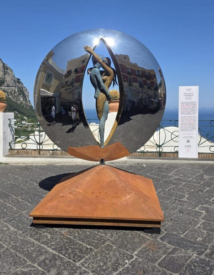 Arte in piazzetta: dal cervo spagnolo agli amanti «Travolti dalla luna» di Bosco