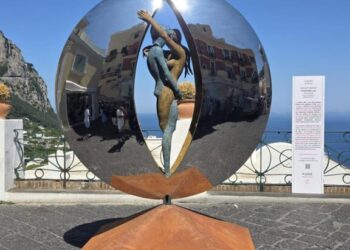 Arte in piazzetta: dal cervo spagnolo agli amanti «Travolti dalla luna» di Bosco