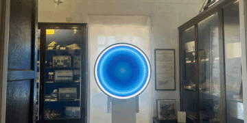 The Prism a Capri: al Museo Cerio Stefano Simontacchi porta l’Arte che non c’era prima e annuncia nuovi progetti sull’isola azzurra.