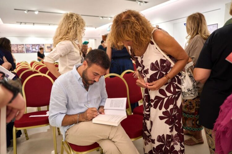 Sentita partecipazione per la presentazione di ” Con loro, come loro” : l’operatore umanitario Gennaro Giudetti alla Fondazione SMZ – Capri