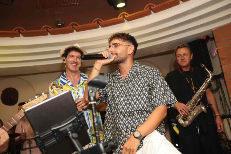 Rocco Hunt sul palco dell’Anema e Core sulle note di ” Nu juorno buono”