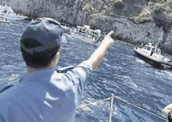 Mare, minori al timone e attracchi sotto costa multata una barca su 2