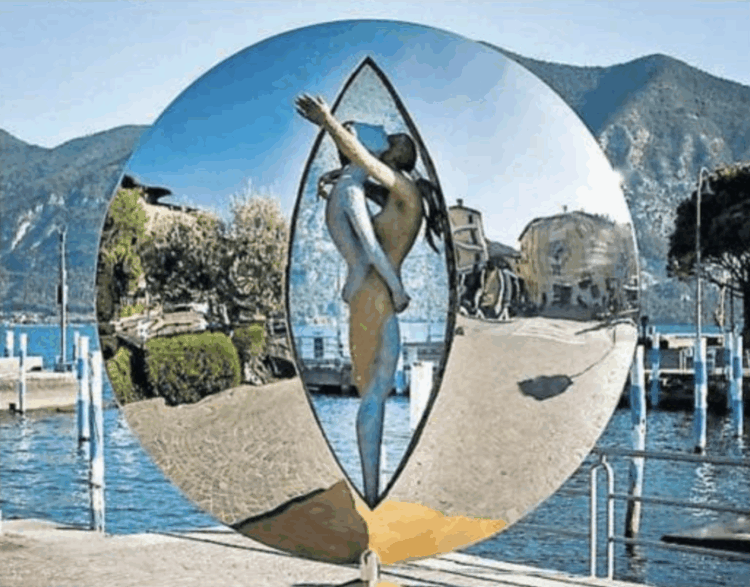 Arte in piazzetta: dal cervo spagnolo agli amanti «Travolti dalla luna» di Bosco