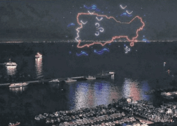 Le fantasie di luci in volo isole illuminate dai droni