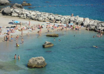 Il caso: paura a Marina Grande un bambino rischia di annegare, scattano i soccorsi