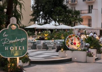 In un salotto open air vicino al passeggio caprese la pizza diventa glamour