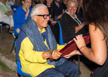 Peppino di Capri canta a sorpresa “Champagne” durante la rassegna “Il cinema in Certosa”