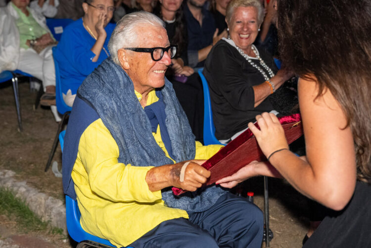 Peppino di Capri canta a sorpresa “Champagne” durante la rassegna “Il cinema in Certosa”