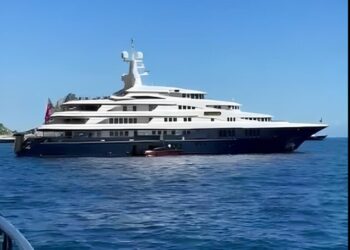 Capri, puliscono lo yacht e scaricano detersivi in mare