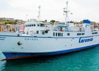 Napoli, nave Caremar in avaria davanti al porto a causa di un black out