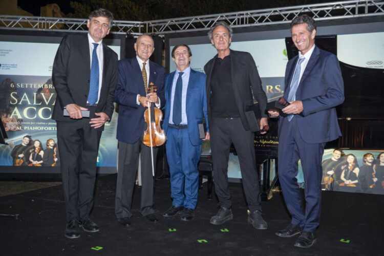 Prevenzione e cultura insieme: CapriStars trasforma Capri in un’isola cardioprotetta. La chiave della città e il premio alla carriera al Maestro Salvatore Accardo