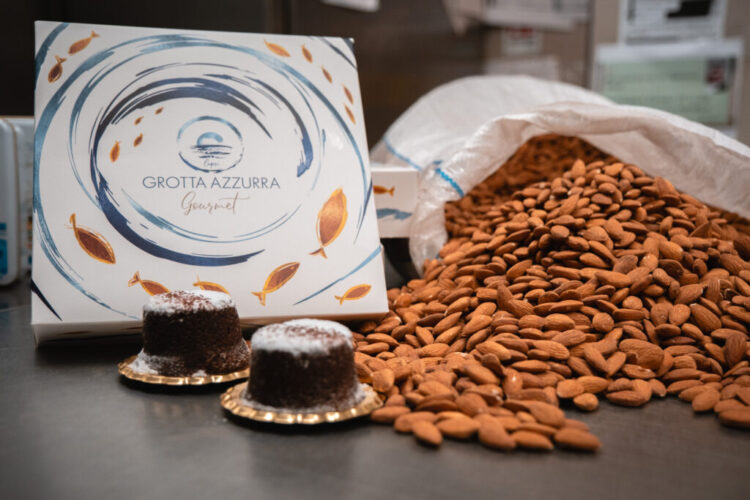 LA TORTA CAPRESE DEI MAESTRI PASTICCERI DEL GROTTA AZZURRA