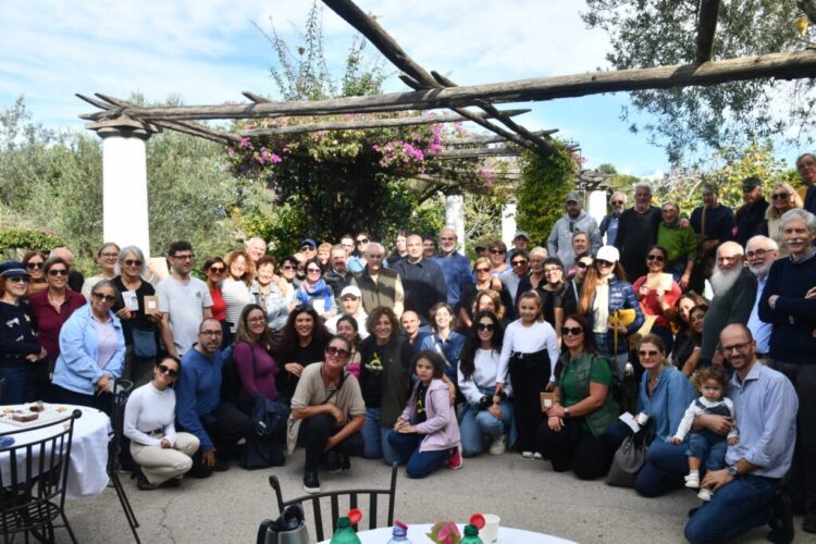 Anacapri coltiva la pace: dall’olivo simbolo di rinascita alla Camminata tra gli Ulivi