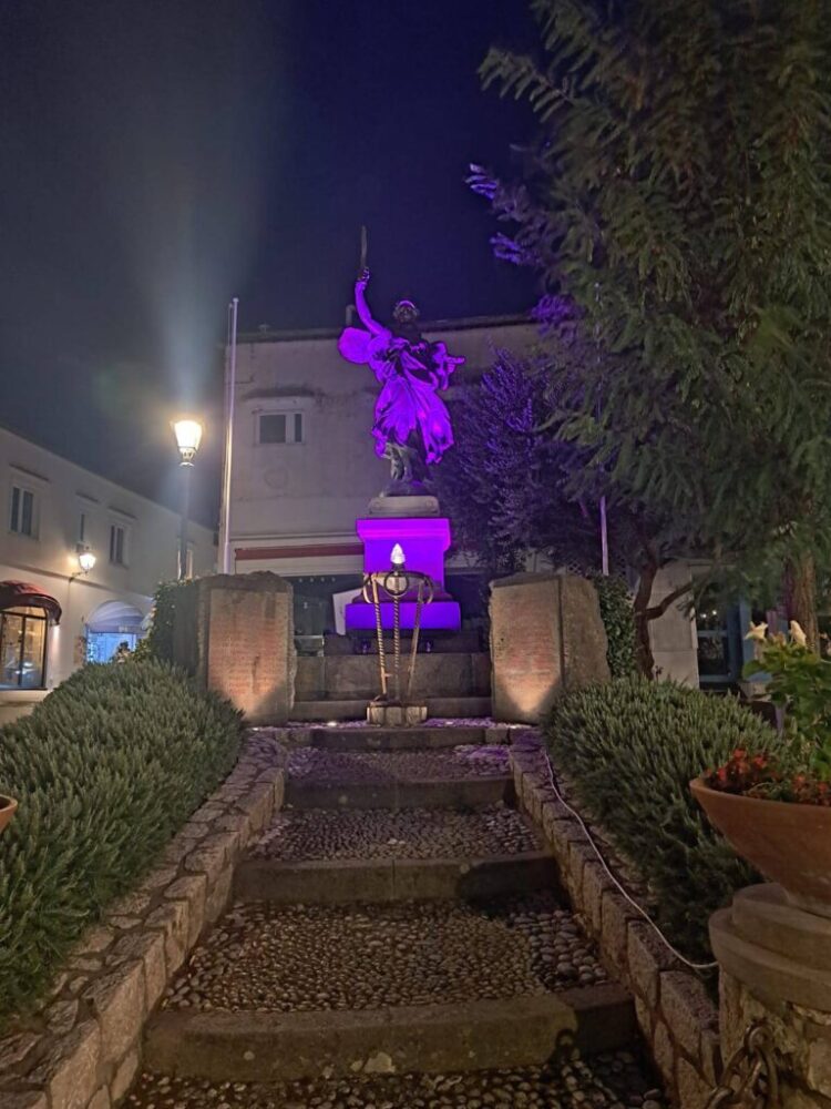 Anacapri si illumina di rosa per la lotta al tumore al seno, a sostegno della Campagna Nastro Rosa di Fondazione AIRC