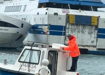 Maltempo a Capri, il forte vento provoca un incidente nel porto di Marina Grande (Gallery)