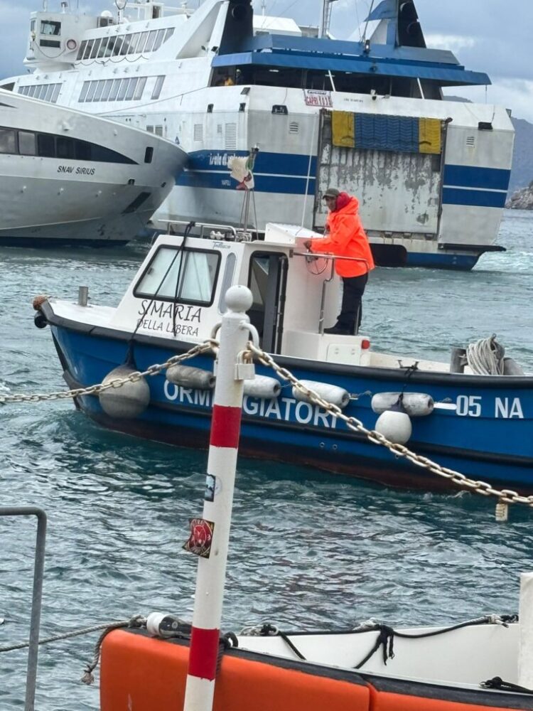 Maltempo a Capri, il forte vento provoca un incidente nel porto di Marina Grande (Gallery)