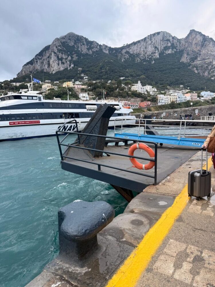 Maltempo a Capri, il forte vento provoca un incidente nel porto di Marina Grande (Gallery)