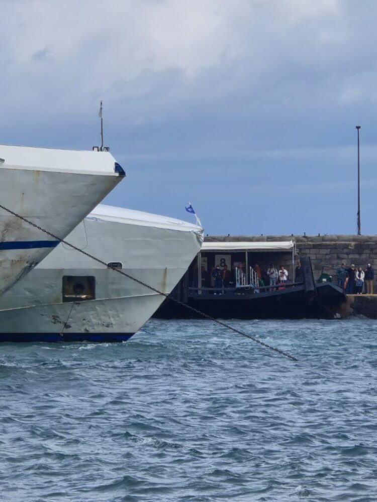 Maltempo a Capri, il forte vento provoca un incidente nel porto di Marina Grande (Gallery)