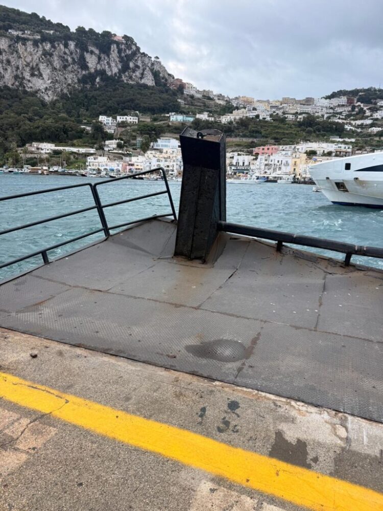 Maltempo a Capri, il forte vento provoca un incidente nel porto di Marina Grande (Gallery)