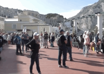 TGR: Vento e onde non fermano i visitatori, Capri piena anche d’autunno (Video)