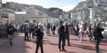 TGR: Vento e onde non fermano i visitatori, Capri piena anche d’autunno (Video)