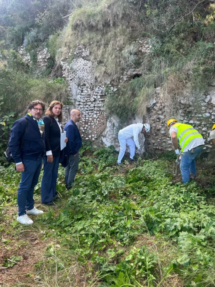 Sopra la Grotta azzurra di Capri. Lavori alla villa romana di Gradola, un capolavoro sul mare blu. Era una delle “case di vacanza” di Tiberio? La storia, la cronaca