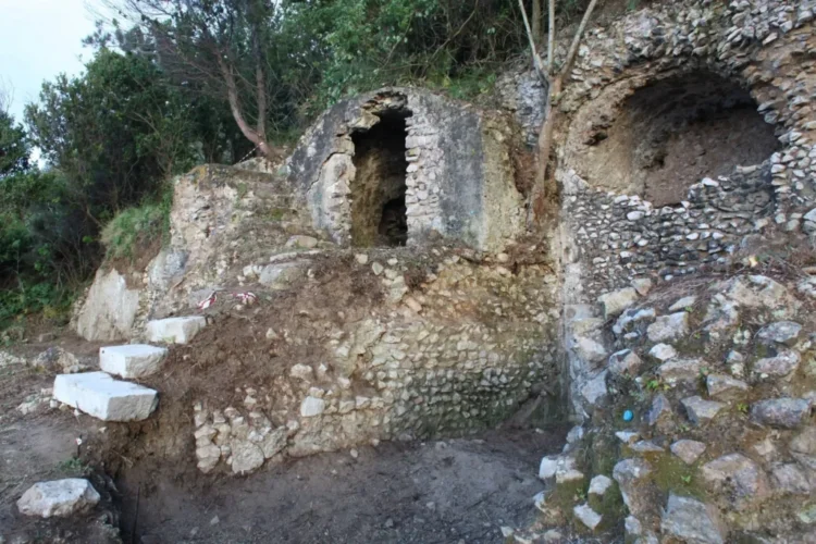 Sopra la Grotta azzurra di Capri. Lavori alla villa romana di Gradola, un capolavoro sul mare blu. Era una delle “case di vacanza” di Tiberio? La storia, la cronaca