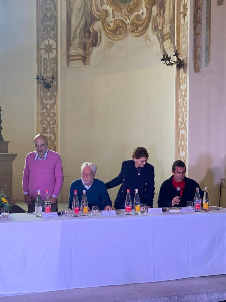 Per quelli che hanno sognato con Capri Fisher… Quando il professore Renato Esposito accompagnò Angela Merkel. Il premio Malaparte “incorona” Fernando Aramburu, uno che ha cambiato il cuore della propria pelle
