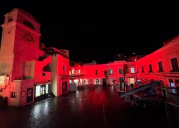 La Piazzetta si illumina di rosso nella Giornata Internazionale contro la violenza sulle donne