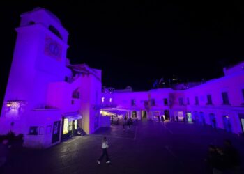 La Piazzetta si illumina di Viola