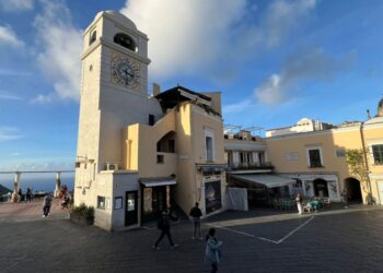 Piazzetta, dall’overtourism al deserto saracinesche giù nel salotto dell’isola