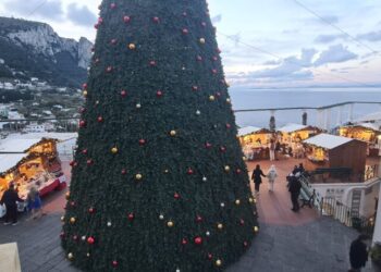 Città di Capri: Aria di festa in Piazza