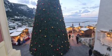 Città di Capri: Aria di festa in Piazza