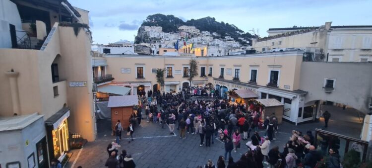 Città di Capri: Aria di festa in Piazza