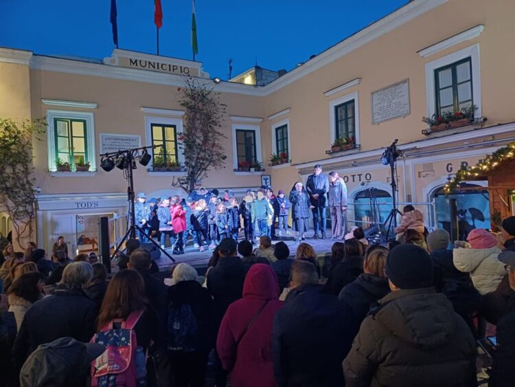 Città di Capri: Aria di festa in Piazza