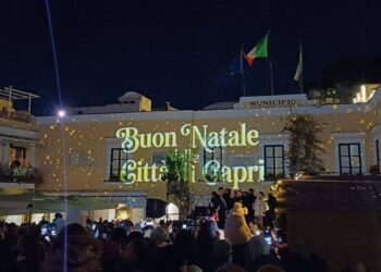 “Incanto di Natale: in Piazzetta a Capri si accendono le luci