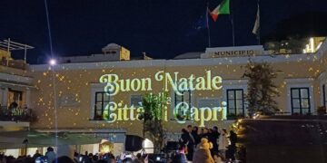 “Incanto di Natale: in Piazzetta a Capri si accendono le luci
