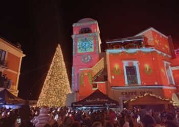 “Incanto di Natale: in Piazzetta a Capri si accendono le luci