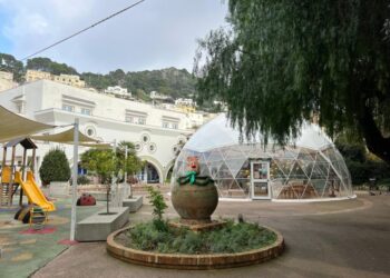 Città di Capri: La tombola scostumata sotto la cupola geodetica nei giardini della flora caprense
