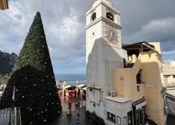 Albero, musica e mercatini in Piazzetta c’è aria di festa