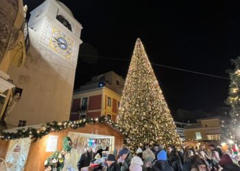 Piazzetta illuminata di note e poesia