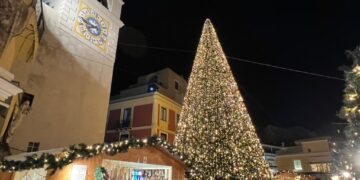 Piazzetta illuminata di note e poesia
