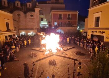 Grande successo del fuocarazzo in piazzetta per la festa di San Sebastiano