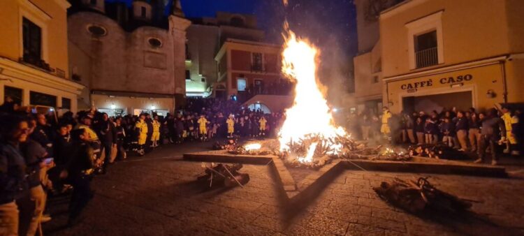 Grande successo del fuocarazzo in piazzetta per la festa di San Sebastiano