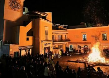 Capri, “O’ Fucarazzo” di San Sebastiano ha acceso la Piazzetta (Photogallery)