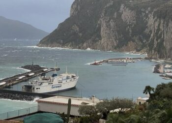 Vento e mare mosso, fermi nel pomeriggio i mezzi veloci da e per Capri