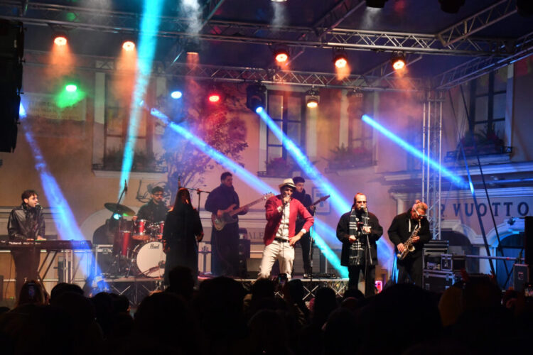 Capri, anticipo di Capodanno in Piazzetta (Photogallery)