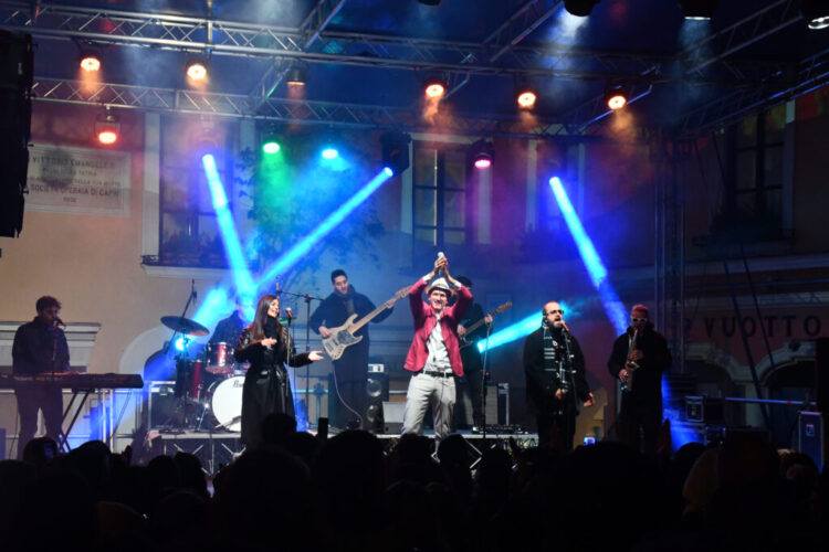 Capri, anticipo di Capodanno in Piazzetta (Photogallery)